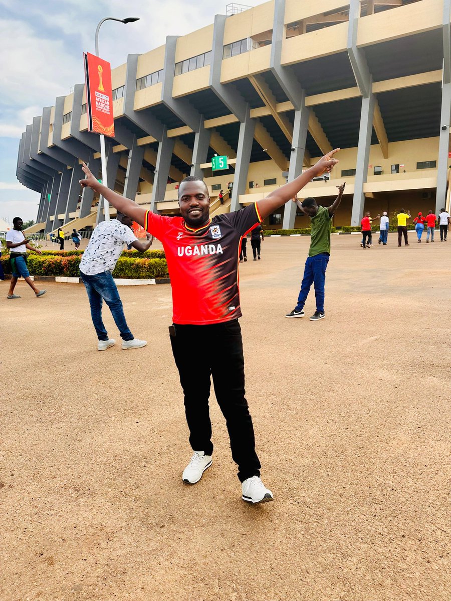 For the love of the game ! Then the boys do the necessary! Is there anything that unites humanity more than this sport?