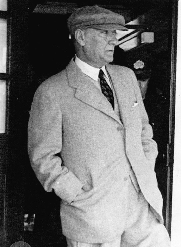 Türk ulusunun gerçek rol modeli; ebedi başkomutan ve tek kurucu önder: ATATÜRK