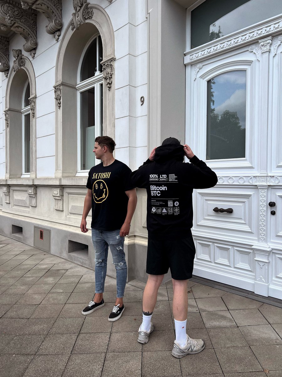 Bitcoin street style in Düsseldorf. 

From crypto charts to the city streets.

Drop a 🧡 if you’d wear this fit.

#Bitcoin #Satoshi