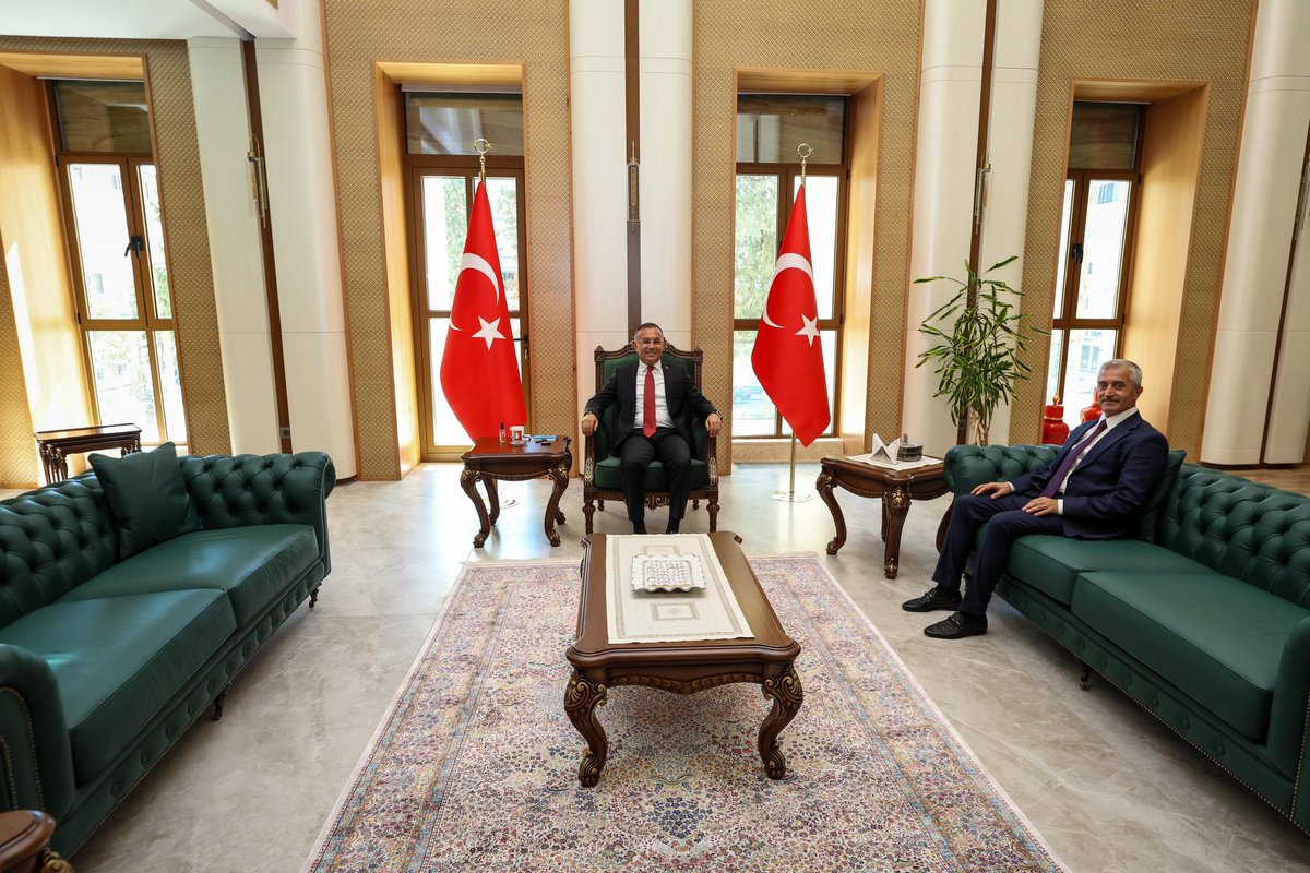 Gaziantep Valimiz Sn. <a href="/kemalcebervali/">Kemal Çeber</a>’yi ziyaret ederek ilçemiz hakkında istişarelerde bulunduk.

Nazik ev sahipliği ve değerli sohbetleri için Sayın Valimize teşekkür ediyorum.

#Şahinbey #Gaziantep