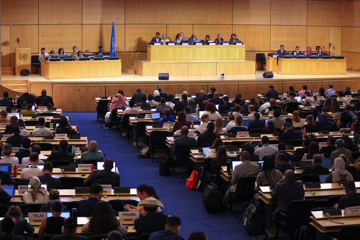 1/3
At #INC5 in Geneva, Minister of Environment &amp; Climate Change H.E. Ltr Gen. <a href="/BashirMJ/">Lt. Gen. Bashir Mohamed Jama</a> stressed Somalia’s urgent battle against plastic pollution. With the longest coastline in mainland Africa, this is a daily threat to our oceans, livelihoods, and public health.