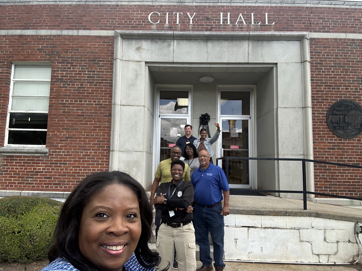 Georgia Cities (@gacities) on Twitter photo Artiffany makes a stop to #FortValleyGa for #CityHallSelfie Day! <a href="/ELGL50/">ELGL: Engaging Local Government Leaders</a> Artiffany makes a stop to #FortValleyGa for #CityHallSelfie Day! <a href="/ELGL50/">ELGL: Engaging Local Government Leaders</a>