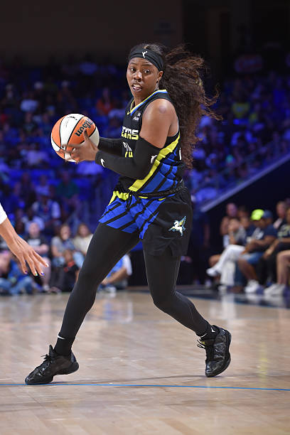 JustFreshKicks's tweet photo. Arike Ogunbowale wearing the "Black" Nike Kobe 5 "Year of the Mamba" 🐍🖤 https://t.co/mUTNrBVxnl
