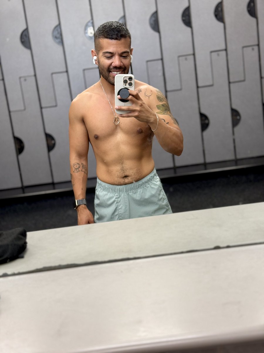 Getting in my workout even while out of town 💪🏽🔥😏

#abs #workout #tuesday #gym #selfie #gay