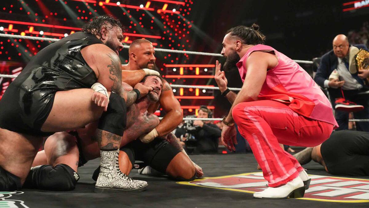 MicTurnedOn's tweet image. He knows i’m better. He knows he can’t out work the best in the world. So he resorts to being a weasel. Cheating and sneaking to get everything he wants. All he wants is to be like CM Punk. #WWERaw