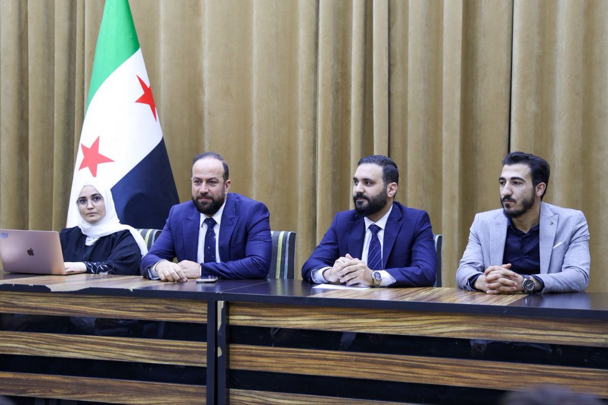 وزير الإعلام يستعرض خارطة طريق جديدة للإعلام الحكومي

ضمن خطة وزارة الإعلام لتطوير عمل المكاتب الإعلامية في الوزارات والهيئات العامة، اجتمع وزير الإعلام الدكتور حمزة المصطفى مع مدراء الدوائر الإعلامية.