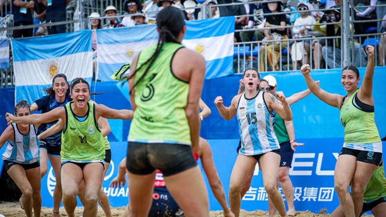 KAMIKAZES: DEL SUEÑO AL CIELO DE LOS JUEGOS MUNDIALES  

La selección argentina femenina de beach handball escribió la página más gloriosa de su historia al conquistar por primera vez la medalla dorada en los World Games, disputados en Chengdu, China. Las “Kamikazes”, dirigidas