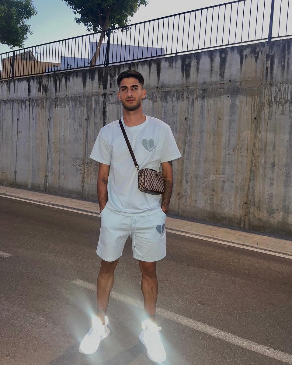 OnlyCordobaCF_'s tweet image. - Se caga en los muertos de los catalanes.
- Le echan del club.
- Le saca unos lereles en los tribunales.

Director de orquesta 🎻