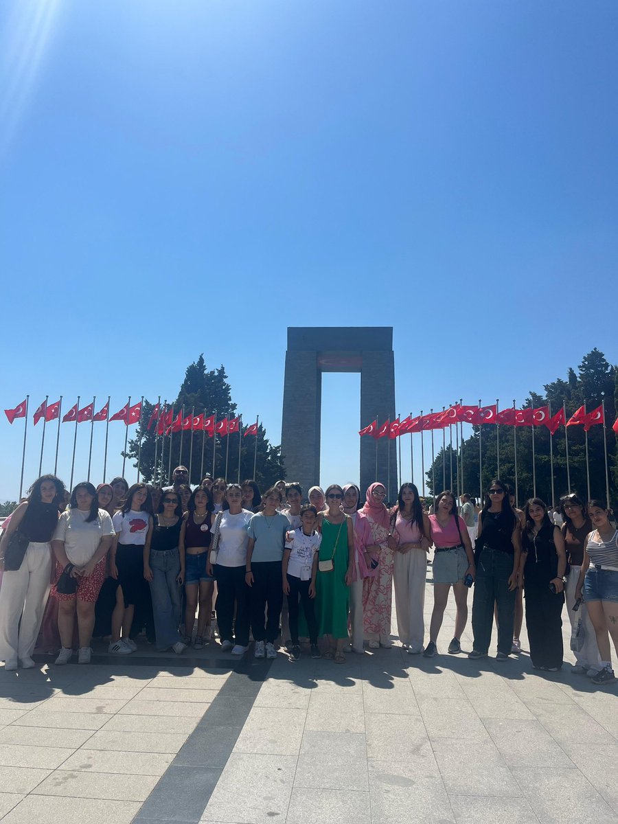 GSB_Erganigm's tweet photo. 🇹🇷 Gençlerimiz, Çanakkale Şehitler Abidesi’ni ziyaret ederek anlamlı bir günü geride bıraktı.
#BirDestandırÇanakkale https://t.co/eoPMIV0QRt