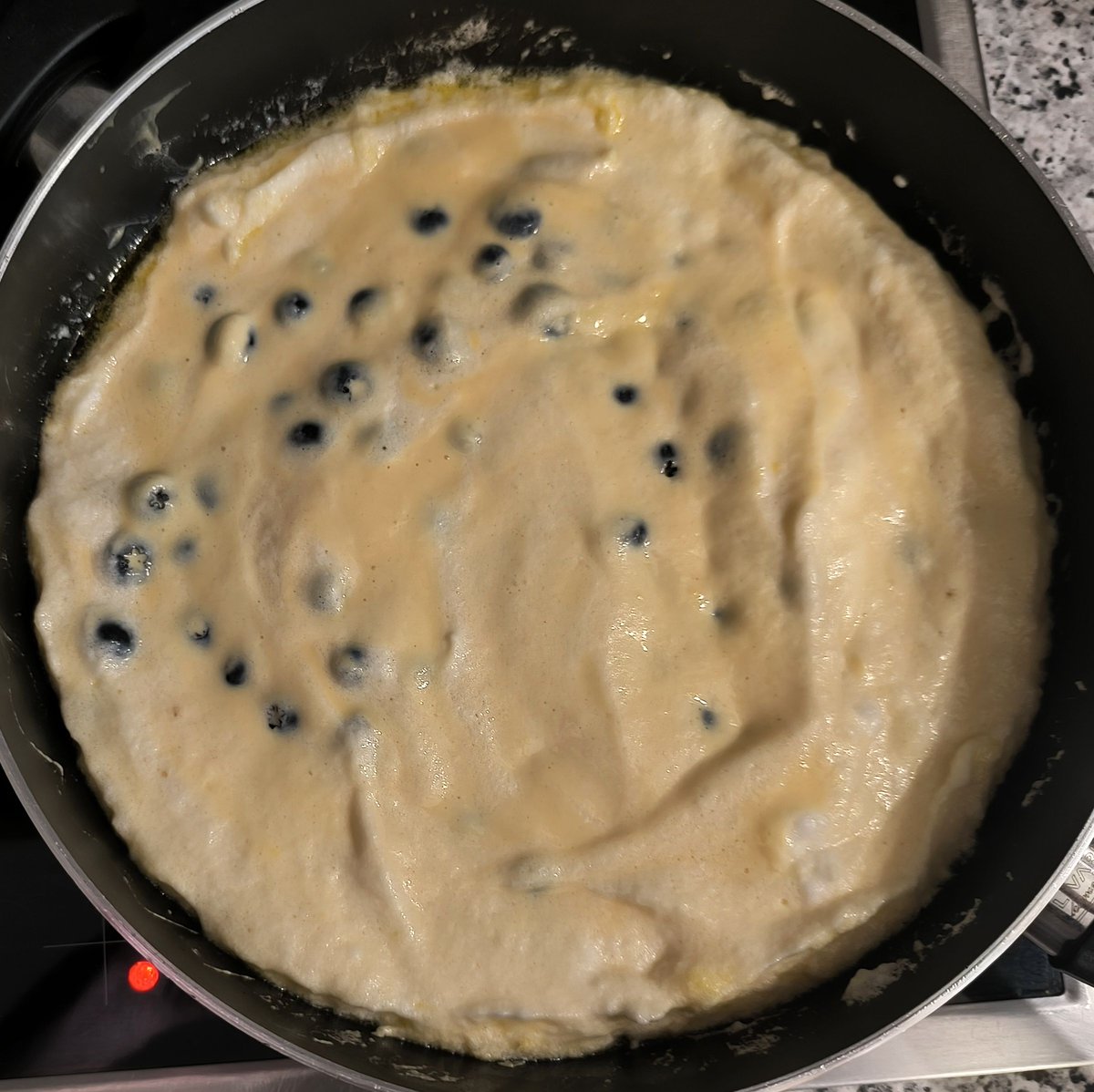 MikeKocht's tweet photo. #Heidelbeer - #Schmarrn - irgendwie schon fast klassisch - flaumig.
Bei mir besonders sommerlich-leicht auf Basis von #Topfen (#Quark)
#Heidelbeeren heißen ja auch #Blaubeeeren. Dabei sind sie rot, wenn sie grün sind! ;-)
https://t.co/Qe3lunmhqQ
Kalte Suppe war vorher! https://t.co/I5hWFmNyOM
