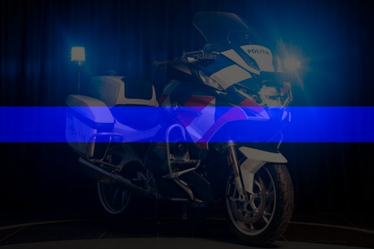 We leven mee met de nabestaanden van de vandaag tijdens de dienst omgekomen motoragent in #Weesp. Een vreselijk ongeval ontnam de 39 jarige politieagent het leven. Sterkte voor iedereen.
#politie #rip #motoragent