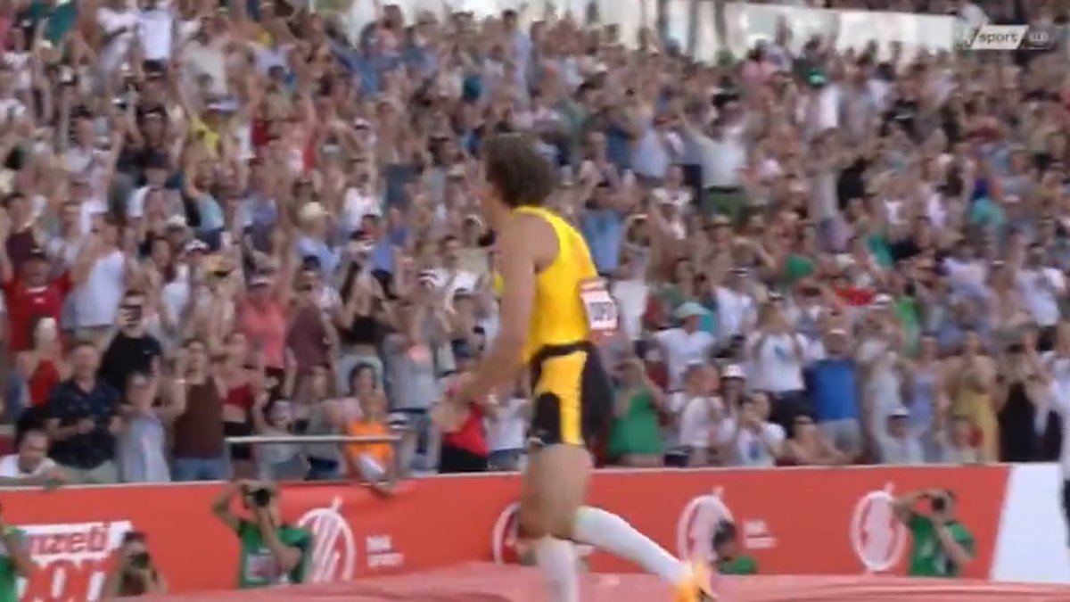 ¡RÉCORD DEL MUNDO! 🇸🇪⚡️

El mejor atleta del mundo. Armand Duplantis rompe otro techo y destroza su récord del mundo de pértiga al volar a los 6,29 metros.

Es increíble. En el segundo intento y tras pocos saltos, Mondo reina en Budapest. Es un atleta increíble.

#GyulaiMemorial