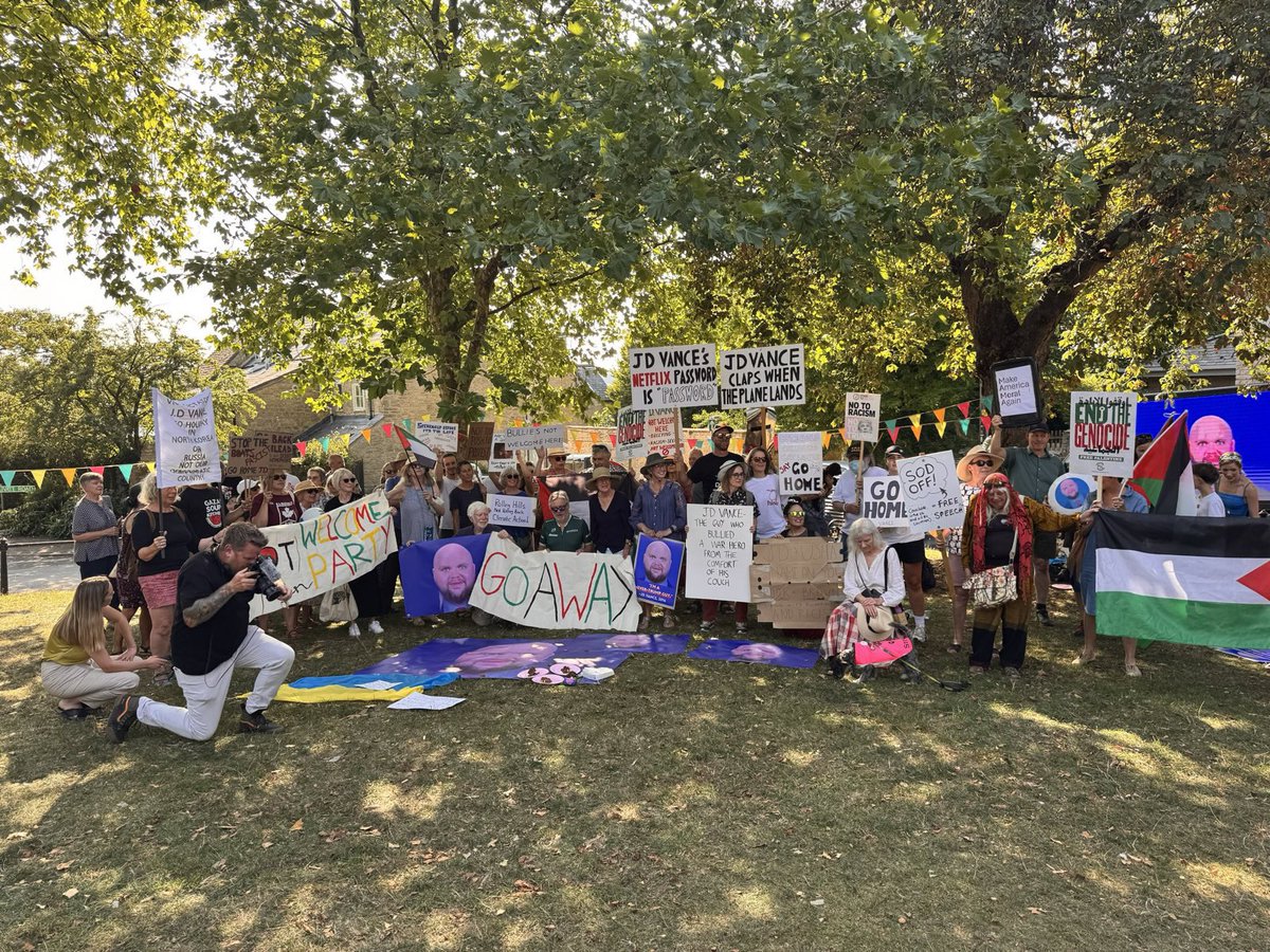 Stop Trump tweet media