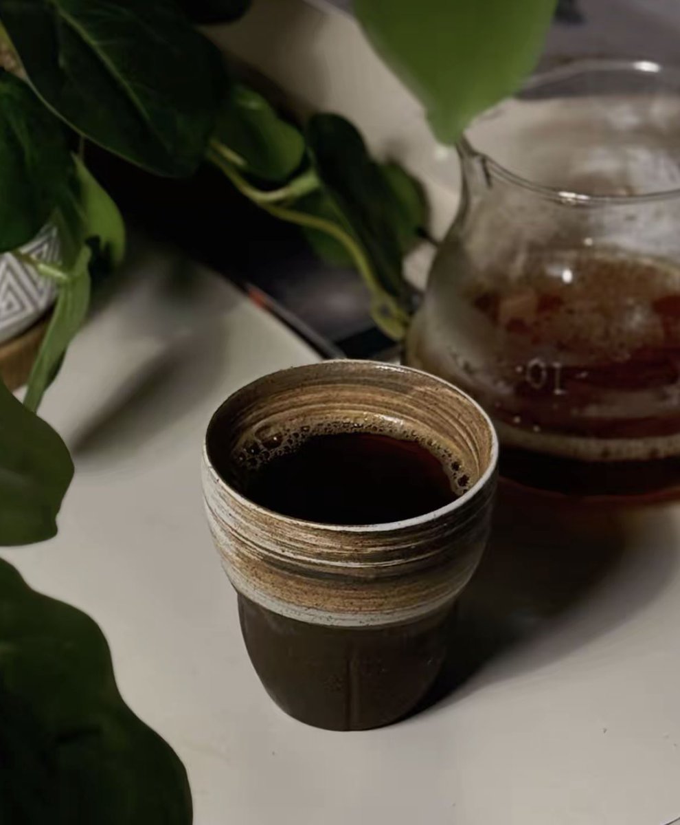 أنا امرأة..إن دفع المرء عمره ذهبًا..لن يتعثرفي ..وإن لفّ الكون شِبرًا شِبرًا..سيجد الأفضل وبكثير..
لكنني أنا تحديدًا لا تلتقطني العيون ..أنا امرأة من وجدها مرة صدفة..لن يجدها ثانية.. ولو نسج ألف حجة ..

#مساء_الخير