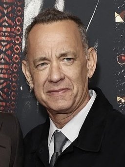 Tom Hanks viendo que <a href="/AlessandraRdlv/">Alessandra Rojo de la Vega</a> le ganó el protagónico del éxito taquillero 𝙍𝙚𝙨𝙘𝙖𝙩𝙖𝙣𝙙𝙤 𝙖𝙡 𝙥𝙚𝙧𝙧𝙞𝙩𝙤 𝙍𝙮𝙖𝙣 😒