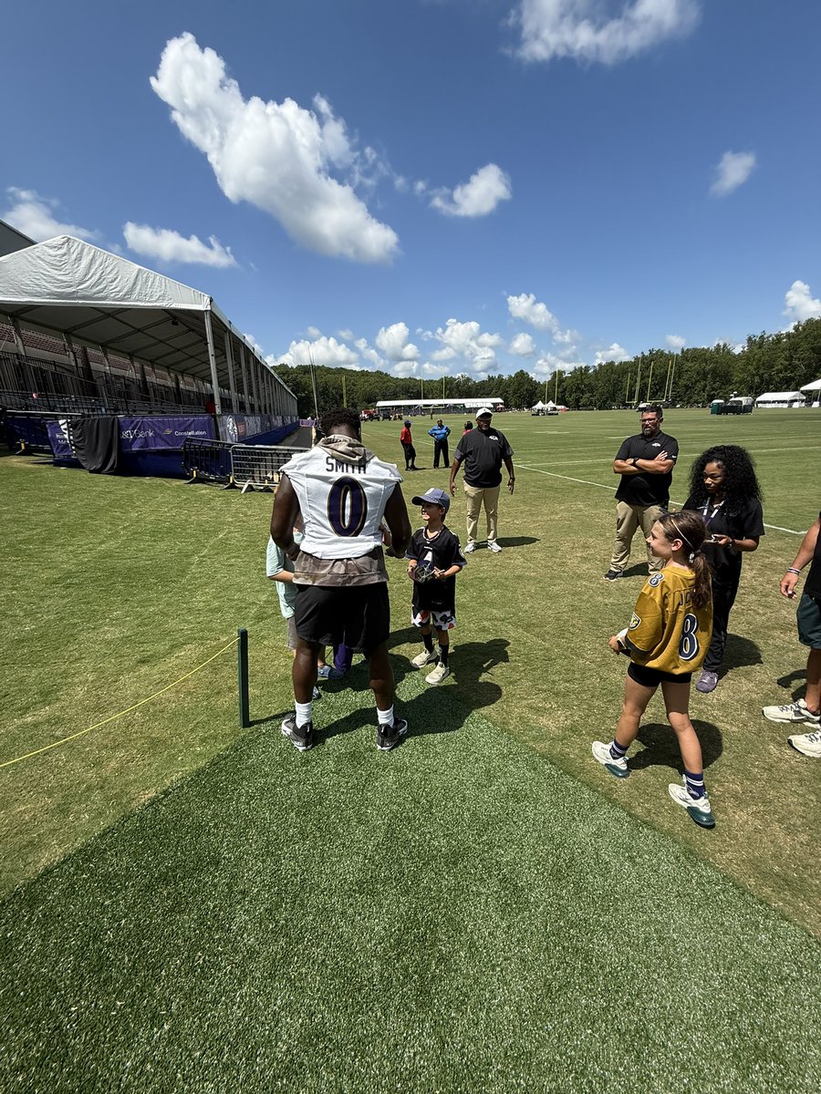 Much respect. <a href="/Ravens/">Baltimore Ravens</a> LB Roquan Smith last player to leave the field today to make it worth it for the kids at #TrainingCamp <a href="/MorganAdsit/">Morgan Adsit</a> <a href="/AJGershTV/">AJ Gersh</a> <a href="/FOXBaltimore/">FOX Baltimore</a>