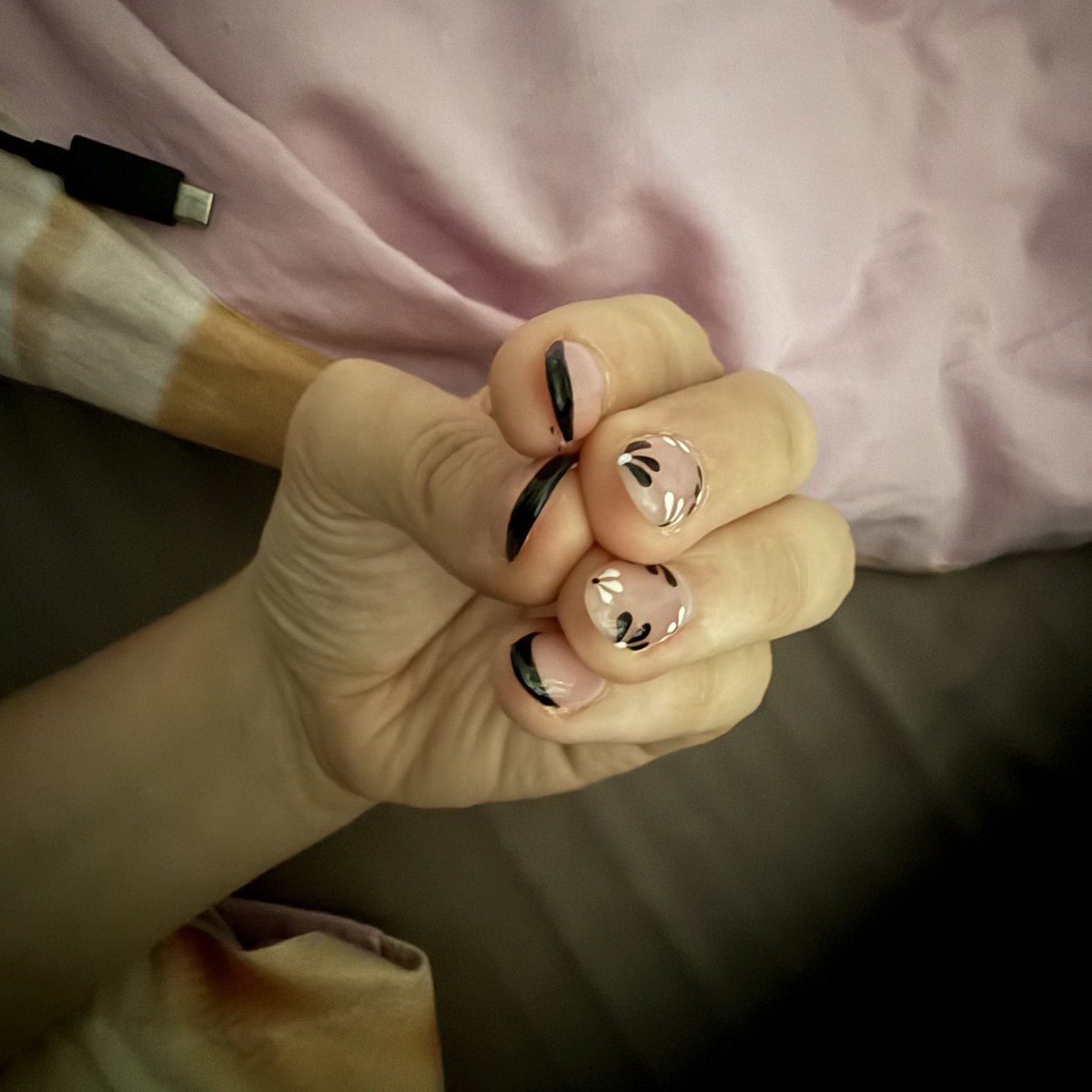 keonmryy's tweet photo. Just got my nails done :) #crazypose https://t.co/4ISYa8iV3V