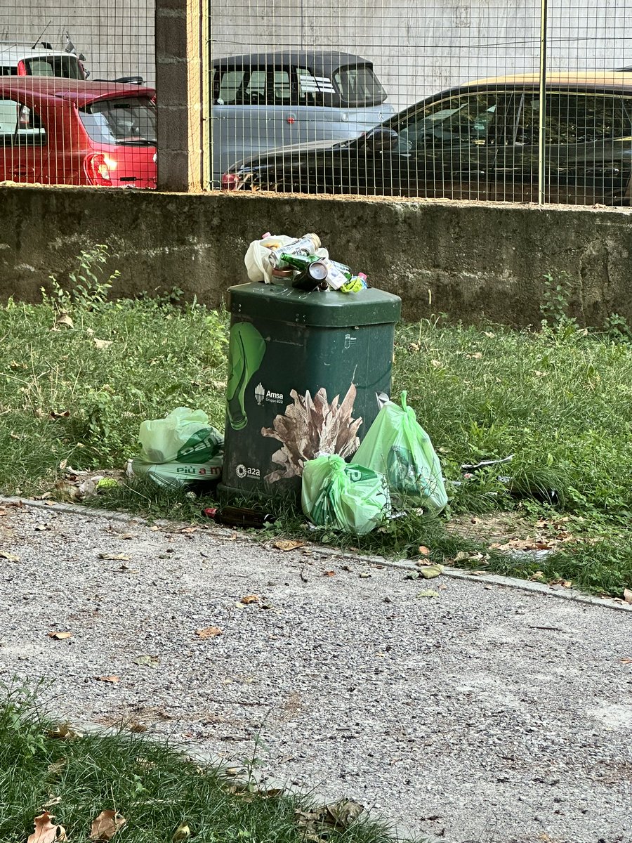 ClaudioMuggeo's tweet photo. Parco Via Luisa Sanfelice. È necessario un presidio con maggior frequenza. Grazie 

@amsa_spa @ComuneMI 

#inciviltà https://t.co/LvGX3GUJPB