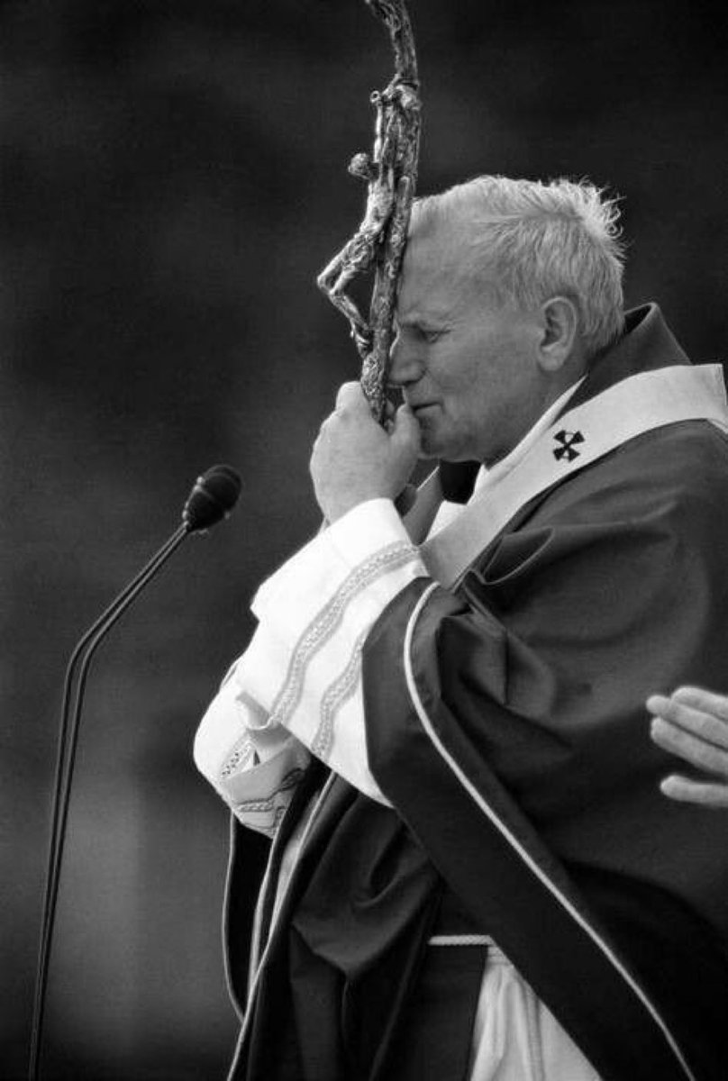 «La Patria es un bien común de todos los ciudadanos y, como tal, también un gran deber».

- San Juan Pablo II