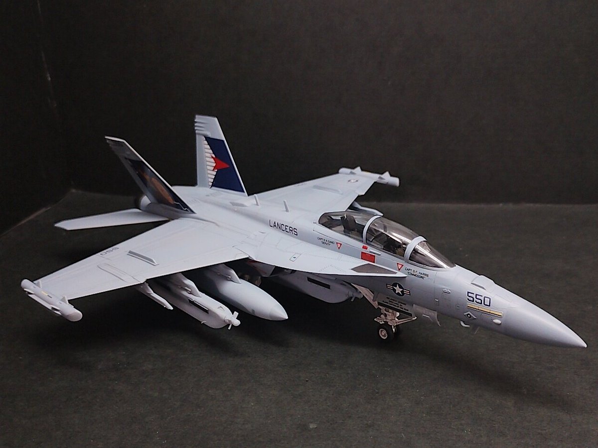 ハセガワ 1/72 EA-18G グラウラー 完成。VAQ-131 ランサーズ 2022。両面グラフィック尾翼がシブい。最近の機体はマーキングセオリーが変わったようだ。AN/ALQ-99妨害ポッドハイロー2種に横田機体に見られた長めのランチャーをセットした。
#トップガン祭り
#トップガン祭り完成
#R7完成品39