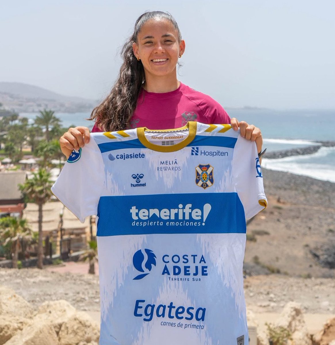 Pero miren quien volvió 😍

Tras una gran participación en la Copa América 2025 y ser una de las heroinas del ascenso de Alhama el Pozo, Nayluisa Cáceres fue presentada como NUEVA JUGADORA del Tenerife, club que la llevó a 🇪🇸 en 2018 para jugar entre la filial y el primer equipo: