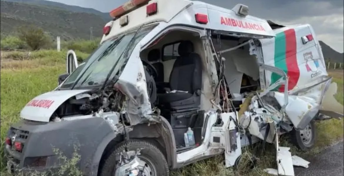 golfo43's tweet photo. Un choque entre una ambulancia de SSA #Coahuila y tráiler de transportes RIVAS arroja un saldo 3 lesionados graves y fallecimiento de 1 bebé de meses de nacida que era trasladada al Materno Infantil para atender problemas de salud; trailero dice perdió el control de la unidad. https://t.co/PytpaNtR02