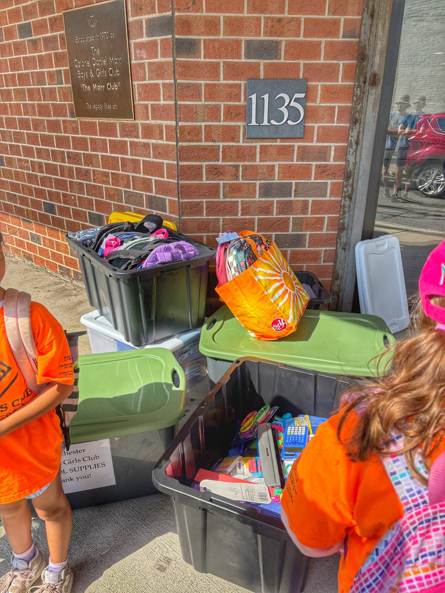 Handed out 50 brand new back packs loaded with school supplies this morning. Thanks to all who donated and great job coordinating this Sam! Love to see the smiles!!
🐉🏈 #SHL