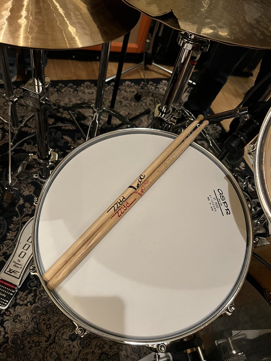 明日は水曜ですがお休みいたします
💦次は15日(金)より通常営業いたしますのでよろしくお願いします。
で、もっかDOOM新作こさえております♫♫
今年中にお届け出来れば！！と精進中です❗️
ちなみに2スネア、2ハイハット、
2ライドシンバルでAll PaiSte
今年より導入したaspRヘッドが
だいぶ良い🥁^ ^