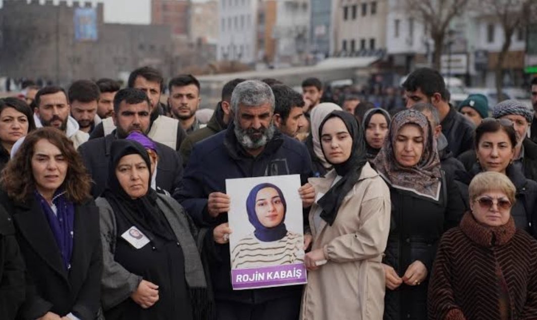 #2DNAkimeait #Rojininkatilerinerde 
Rojin ben Rojin sen
Rojin açmayan açamayan bir çiçek Rojinin daha çok günleri vardı tıpkı ismindeki Roj gibi 
Bir babanın bir günde yaşlanması,Bir annenin çaresiz bakışları.
Bugun destek günüdür Rojin Ve diğer canlarımız için.