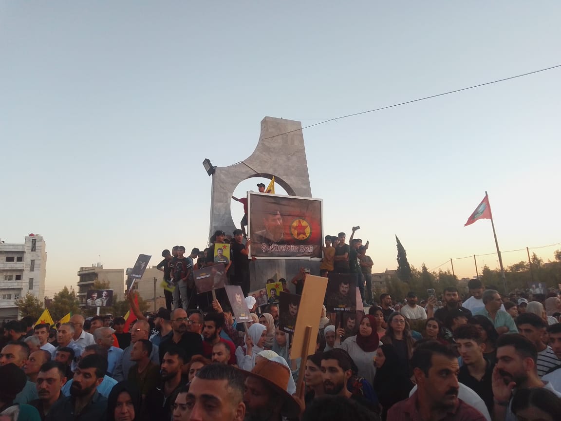 KomunistenRoj's tweet image. 📌Em di rêwîtiya wî ya dawî de xatir ji hevre Nurettîn Sofî, kesayetiyek pêşeng di şoreşa Rojava de dixwazin. Em sersaxiyê ji malbata wî û gelên xwe ya Kurdistanê re dixwazin.
Em soz didin şehîdan. Em ê destkeftiyên şoreşa xwe ya Rojava heta dawiyê biparêzin.