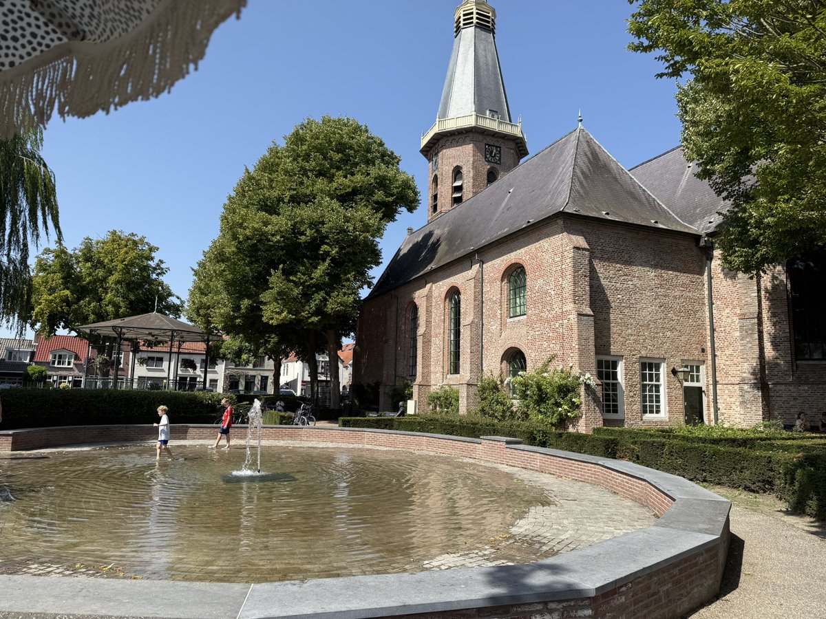 ltllprncss's tweet photo. Vanmiddag even op familiebezoek geweest.. en een rondje gefietst.. zelfs in een middeleeuws dorpje snappen ze dat een waterornament altijd leuk is⦠#Groede #Ridderkerk https://t.co/zhEA8oiPFJ
