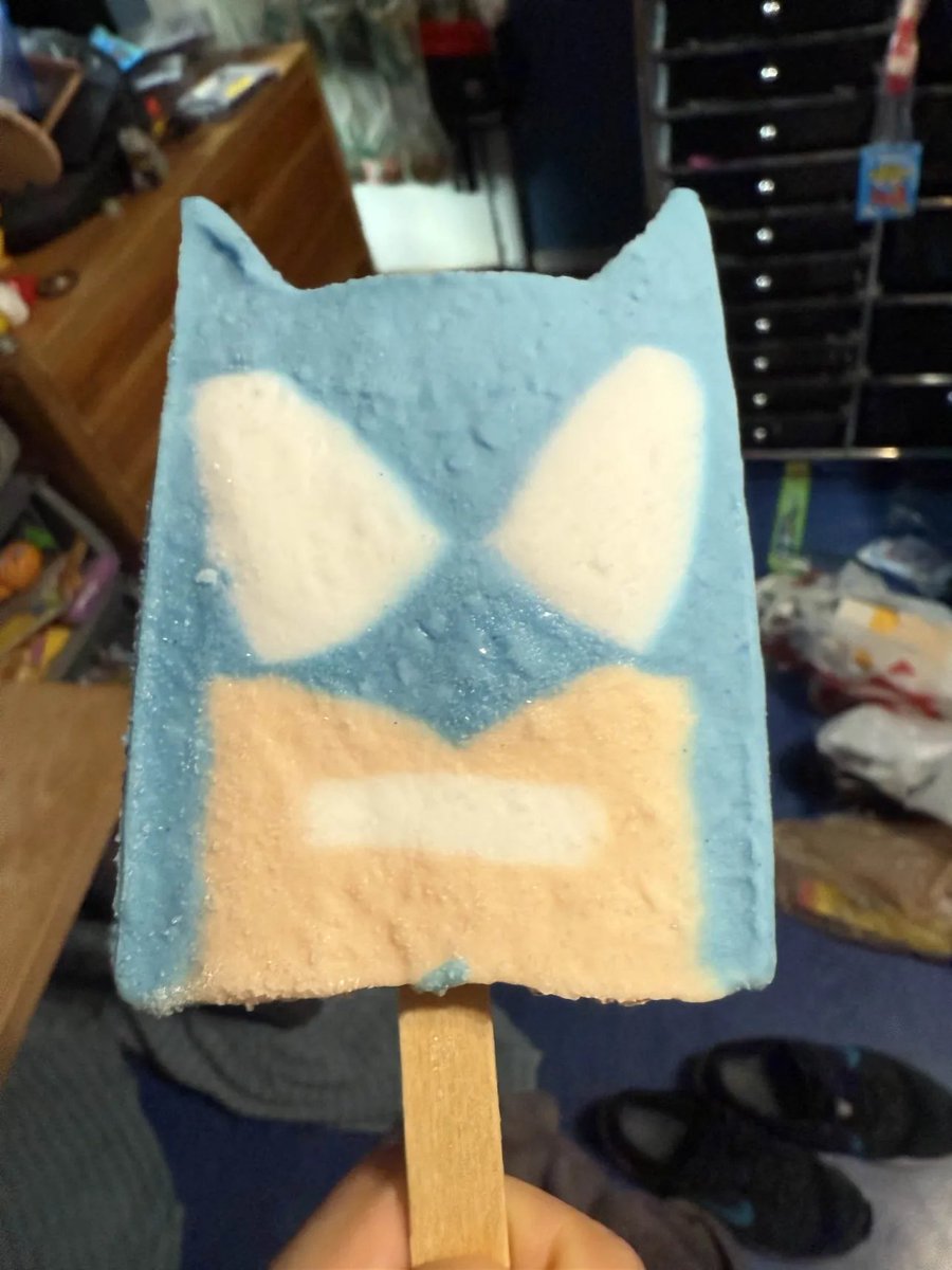 A couple days ago, I found the Batman Bar Box. (If you live in Texas like I do you need to go to a Fiesta Mart store) I can tell you that this is SUPERIOR to what Popsicle is doing, these 6 bars are FULL-SIZED and have the better taste as well, that's why I got 3 boxes this time.