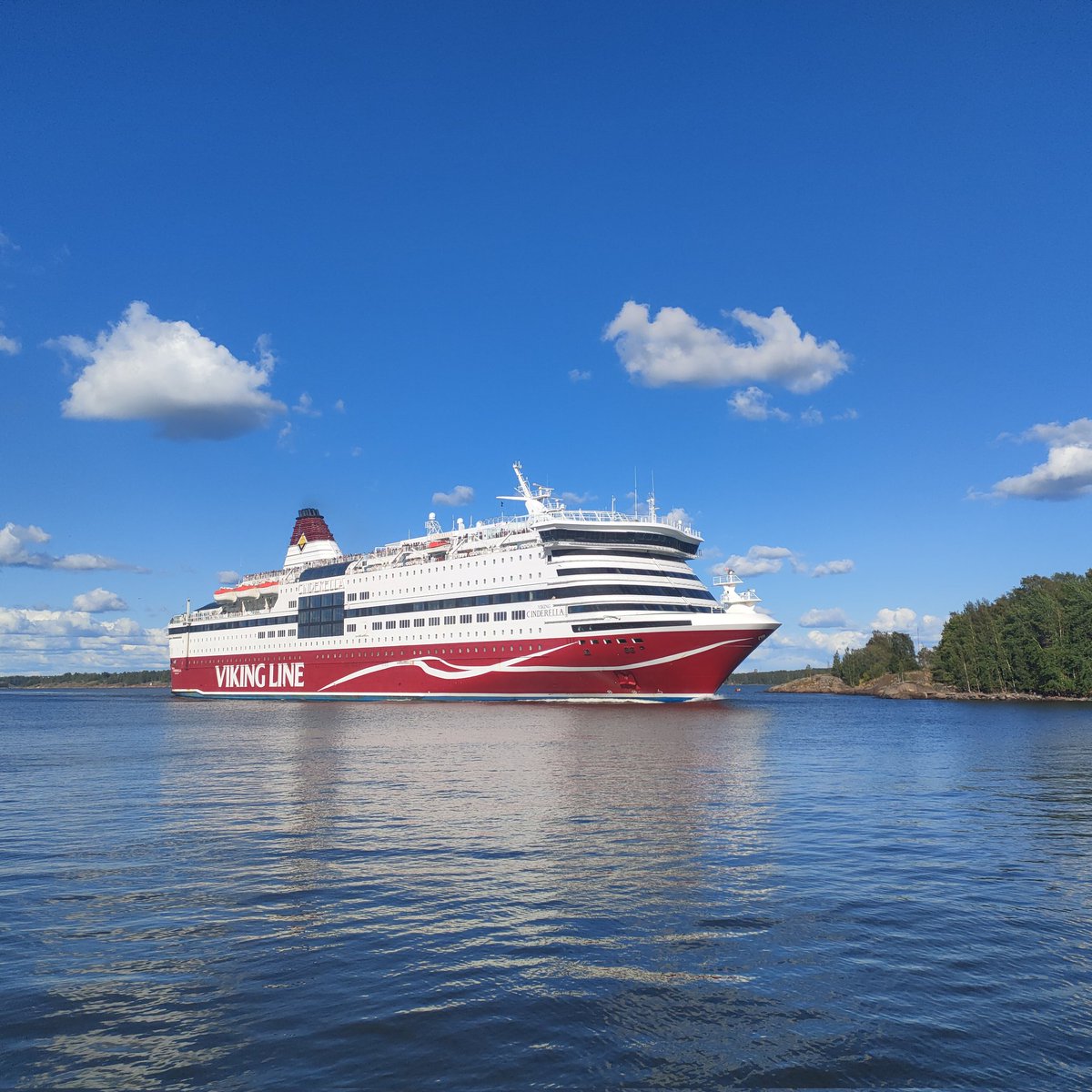 IamHula's tweet photo. Eilen olin klo 17 jälkeen Suomenlinnassa Kuninkaanportin rannassa, kun ohitse meni kaksi isoa laivaa Kustaanmiekan kapeikon kautta. Ensin läheltä meni Viking line ja joitakin minuutteja myöhemmin Silja line.
#Suomenlinna #Helsinki #VikingLine #SiljaLine
😍🛳️🚢 https://t.co/SK61AT9PZH