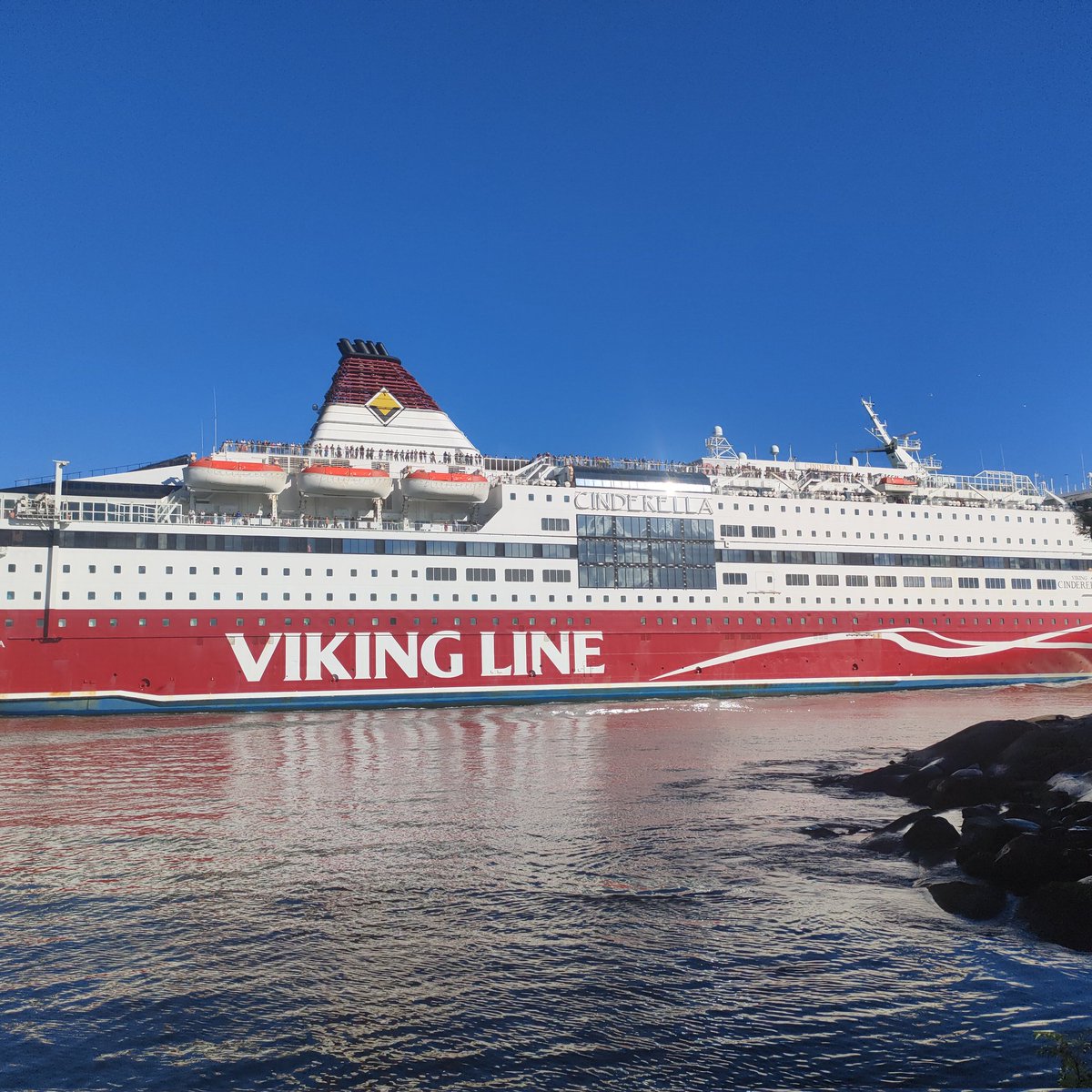 IamHula's tweet photo. Eilen olin klo 17 jälkeen Suomenlinnassa Kuninkaanportin rannassa, kun ohitse meni kaksi isoa laivaa Kustaanmiekan kapeikon kautta. Ensin läheltä meni Viking line ja joitakin minuutteja myöhemmin Silja line.
#Suomenlinna #Helsinki #VikingLine #SiljaLine
😍🛳️🚢 https://t.co/SK61AT9PZH