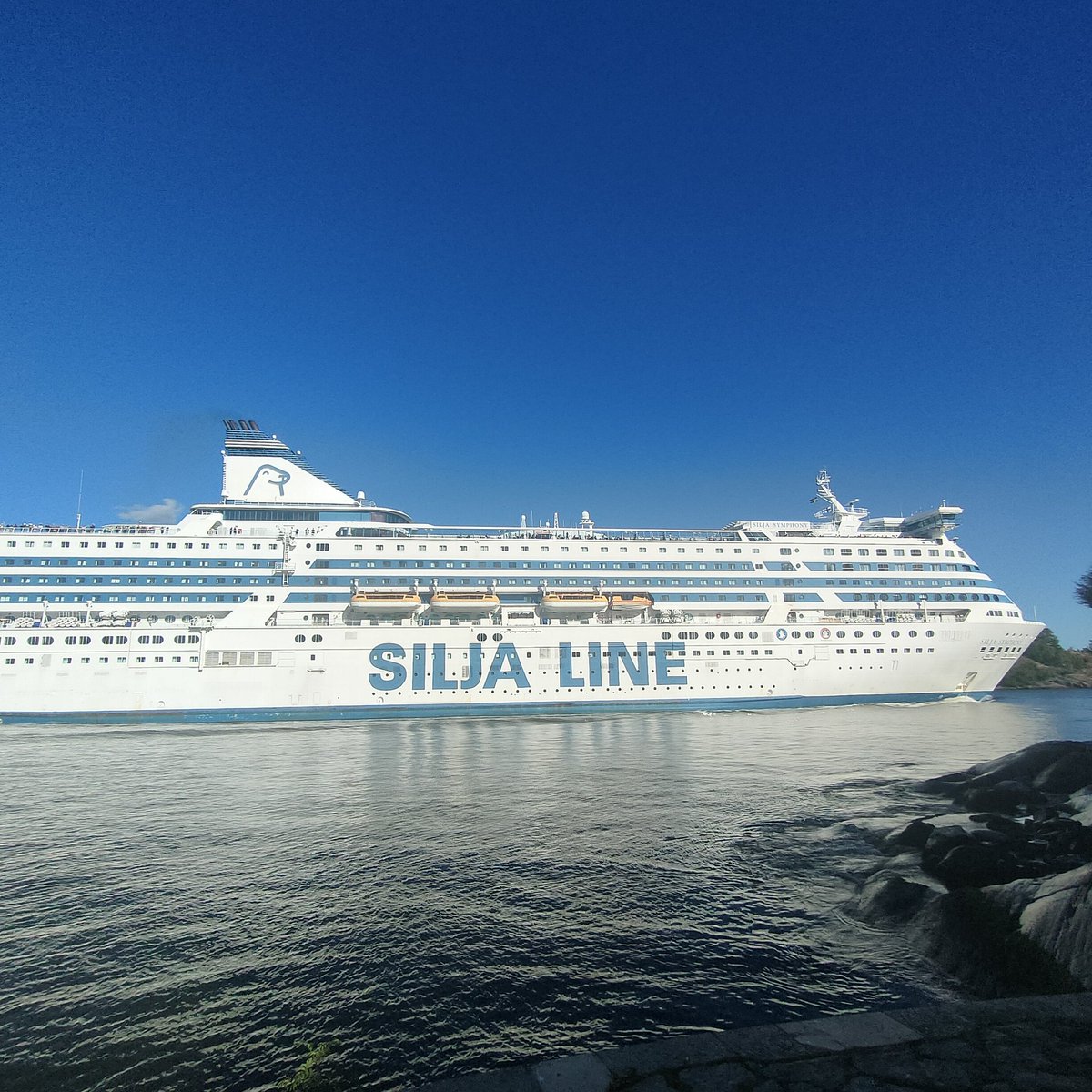 IamHula's tweet photo. Eilen olin klo 17 jälkeen Suomenlinnassa Kuninkaanportin rannassa, kun ohitse meni kaksi isoa laivaa Kustaanmiekan kapeikon kautta. Ensin läheltä meni Viking line ja joitakin minuutteja myöhemmin Silja line.
#Suomenlinna #Helsinki #VikingLine #SiljaLine
😍🛳️🚢 https://t.co/SK61AT9PZH
