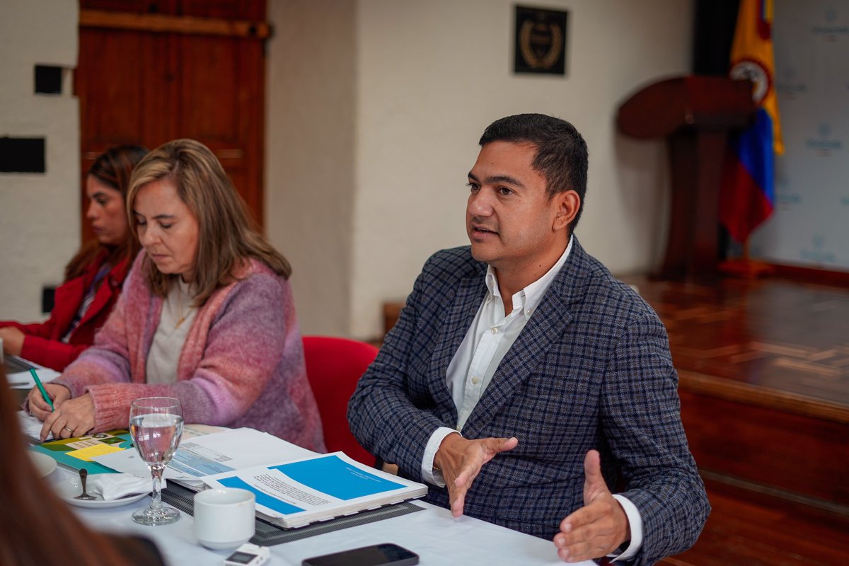 edwardLibreros_'s tweet photo. #Colombia Hoy trabajamos con el presidente de la Cámara, Julián David López, nuestra ministra @HelgaMaRivasAr y representantes del Valle del Cauca, revisando proyectos de vivienda, agua y saneamiento básico 💧para la región, así como presentando los avances del #gobiernodelcambio en esta materia. 🇨🇴

➡️ Hemos entregado 189 proyectos de agua y saneamiento en el país, con los cuales, 1.6 millones de colombianos más se han beneficiado con agua apta para el consumo y 1.3 millones en saneamiento básico. 

¡Seguiremos trabajando por más!