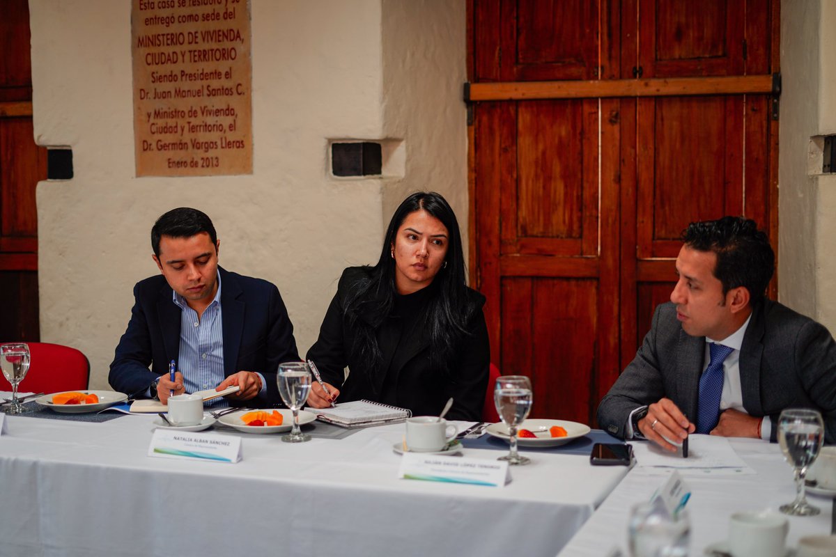 edwardLibreros_'s tweet photo. #Colombia Hoy trabajamos con el presidente de la Cámara, Julián David López, nuestra ministra @HelgaMaRivasAr y representantes del Valle del Cauca, revisando proyectos de vivienda, agua y saneamiento básico 💧para la región, así como presentando los avances del #gobiernodelcambio en esta materia. 🇨🇴

➡️ Hemos entregado 189 proyectos de agua y saneamiento en el país, con los cuales, 1.6 millones de colombianos más se han beneficiado con agua apta para el consumo y 1.3 millones en saneamiento básico. 

¡Seguiremos trabajando por más!