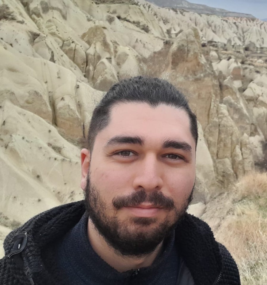 Fotoğrafta gördüğünüz kişi abim Motokurye Samet Özgül.

Trafikte uyardığı 3 kişi tarafından boğazından bıçaklanarak katledildi!

🔴20 suç kaydı olan 2 kişi serbest bırakıldı!
🔴19 yaşındaki katilin “pişmanım” sözüyle müebbeti 25 yıla indirildi!
🔴Yargıtay bu adaletsiz kararı