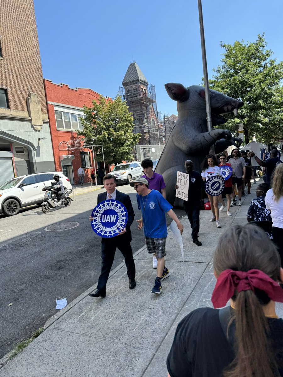 Supporting the legal staff at CAMBA on the picket line who provide vital legal services for tenants, immigrants, and other New Yorkers in need. UAW Local 2325 ALAA has been on strike for a month; CAMBA management needs to return to the bargaining table. 

These workers deserve a