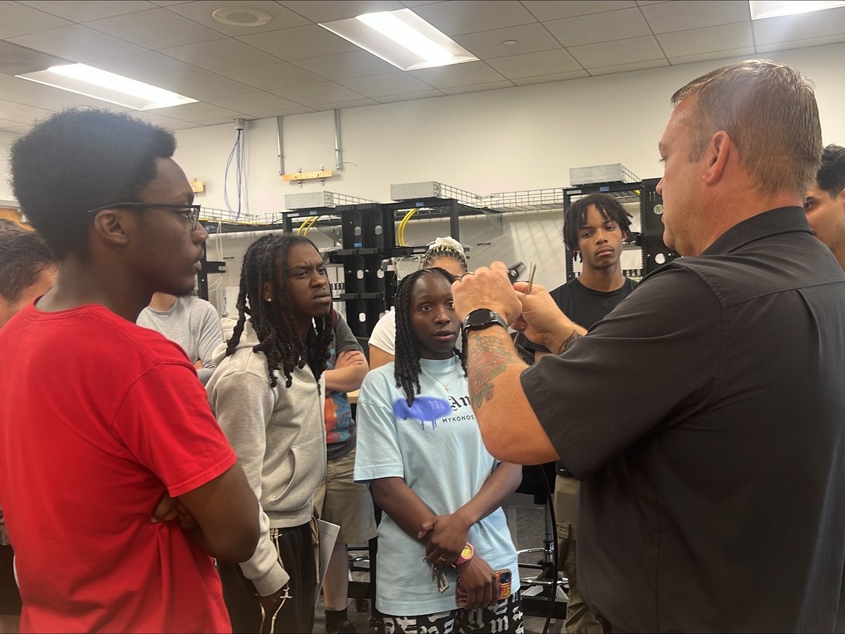 HIRE360Partners's tweet photo. Our Illinois Works Will County Pre-Apprenticeship Program candidates gained valuable insight into what it takes to become an electrician during a visit with IBEW Local 701!

Thank you for the warm welcome and continued commitment to workforce development! https://t.co/U4cfG5Rwck