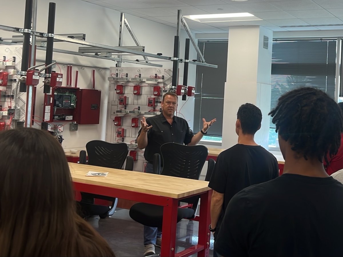 HIRE360Partners's tweet photo. Our Illinois Works Will County Pre-Apprenticeship Program candidates gained valuable insight into what it takes to become an electrician during a visit with IBEW Local 701!

Thank you for the warm welcome and continued commitment to workforce development! https://t.co/U4cfG5Rwck