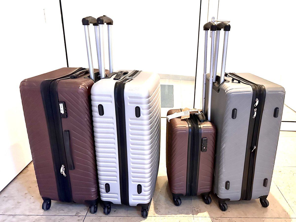 اخترع الإنسان العجلة من آلاف السنين
واخترع الصناديق والحقائب من قرون

ولكن لم يولد شخص يتمكن من دمج الاختراعين في ابتكار واحد ☝🏼 
إلا قبل عشرات السنوات فقط 🤷🏻‍♂️

ابتكار مكن شخص واحد بفضل الله من التنقل بأربع حقائب لوحده، بعد أن كانت الحقيبة الواحدة ترهق كاهله وتؤلم ظهره.