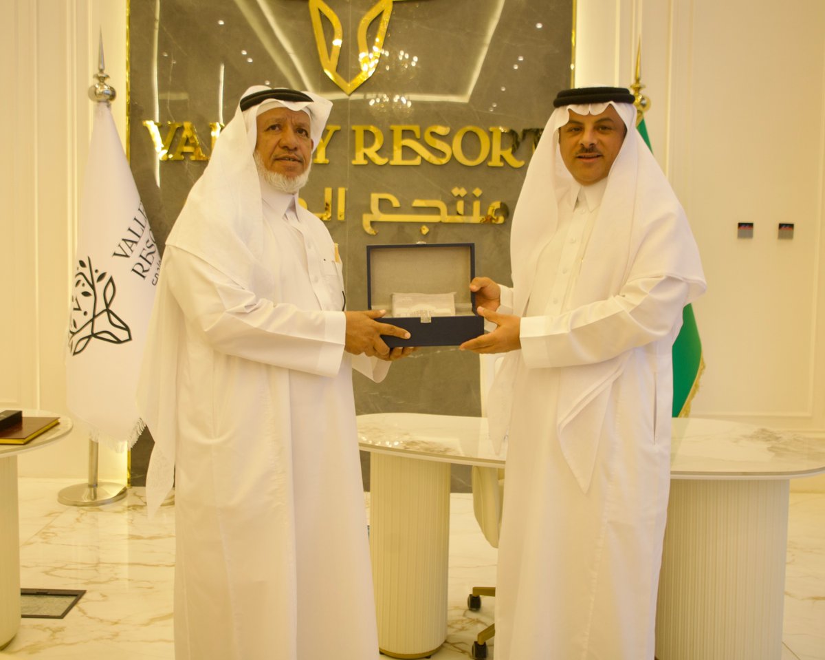 شاهد الوفد :
 ✅  مرافق المنتجع وخدماته السياحية
 ✅ الخطط التطويرية للمنتجع
✅ المشاريع المستقبلية الرامية إلى استقطاب المزيد من الزوار
✨في ختام الزيارة كرمت #غرفة أبها ممثلة في اللجنة السياحية مالك المنتجع أ. هشبل بن تركي بن عبدالله بن هشبل بتقديم هدية تذكارية له

📌