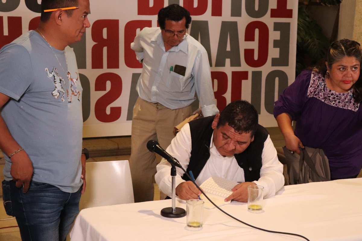 Durante la tarde del sábado se realizó la presentación editorial de JUCHITÁN, CALLEJONES DE LA MEMORIA, de Gerardo Valdivieso (FR Editor, 2025), junto a Manuel Matus, Tamara León, Omar Fabian y el autor.

#BibliotecaHenestrosa #FAHHporMéxico
<a href="/FundacionAHHO/">Fundación Alfredo Harp Helú Oaxaca</a>