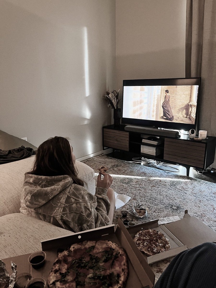 „-Gdybyś nie znokautowała Nolana, pewnie poszłabyś do pralni, on do szatni i byście się minęli. To coś znaczy!

– Że muszę uważać – bąkam, migając to.

– Że Nolan jest ci przeznaczony! – Aria nie posiada się z radości. – Dziewczyny, błagam, to brzmi jak sceny z filmu!”

#CIOwatt