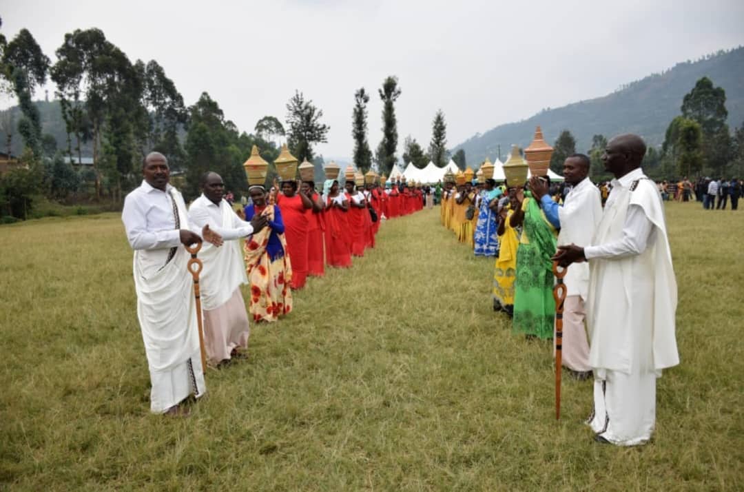𝐀𝐥𝐩𝐡𝐨𝐧𝐬𝐞 𝐍𝐊𝐔𝐍𝐃𝐀𝐌𝐀𝐇𝐎𝐑𝐎🇷🇼 (@alphonsenkunda) on Twitter photo Uyu munsi Guverineri w'Intara y'Amajyarugu Mugabowagahunde Maurice yashimiye akarere ka <a href="/GicumbiDistrict/">Gicumbi District</a> kabaye aka kabiri mu gihugu uyu mwaka kavuye ku mwanya wa 23 mu mwaka ushize,muri Serivisi z'irangamimerere asaba abantu bose kwitabira izi Servisi.
Ibi yabivugiye Uyu munsi Guverineri w'Intara y'Amajyarugu Mugabowagahunde Maurice yashimiye akarere ka <a href="/GicumbiDistrict/">Gicumbi District</a> kabaye aka kabiri mu gihugu uyu mwaka kavuye ku mwanya wa 23 mu mwaka ushize,muri Serivisi z'irangamimerere asaba abantu bose kwitabira izi Servisi.
Ibi yabivugiye