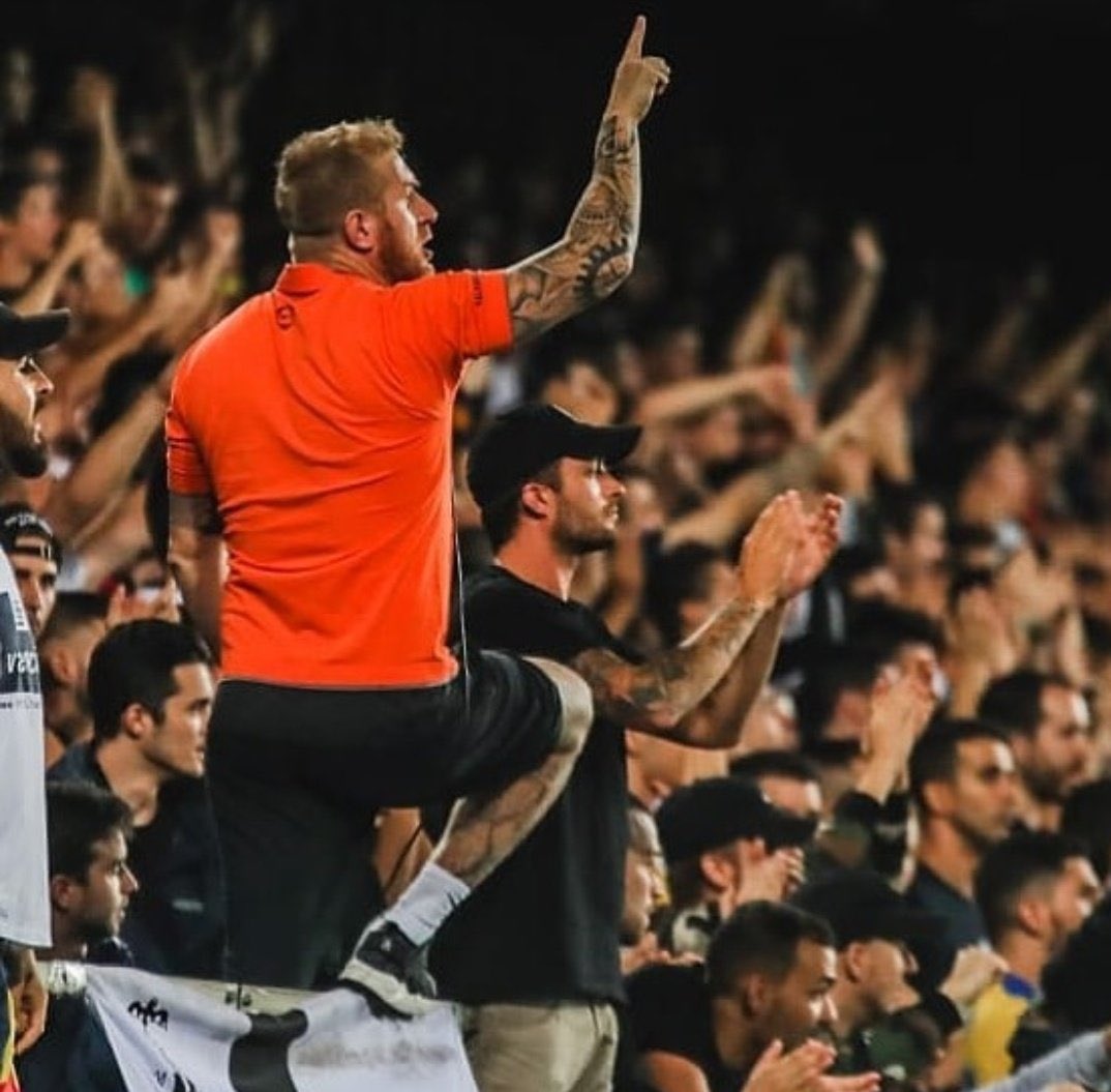 vilaVCF's tweet image. No sabéis lo feliz que me hará, cuando el Valencia marque un gol, enfoquen a la Curva y este Tomás celebrandolo.
Estamos más fuertes que nunca.
#QueVuelvaLaCN10