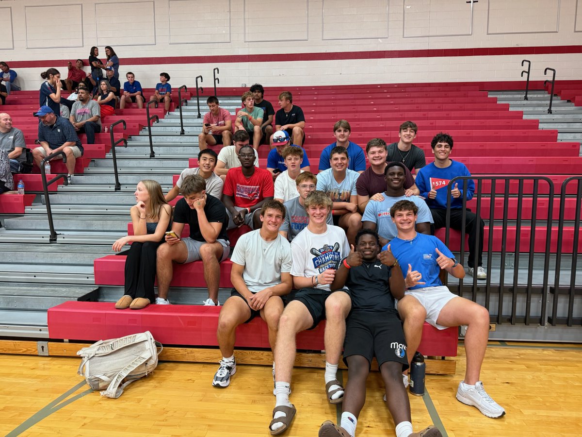 Happy to be here with my teammates supporting Mustang volleyball tonight.
#stangcomp106 <a href="/GHSMustangsFB/">GHSMustangsFootball</a> <a href="/coachrsmith12/">Coach Ryan Smith</a> <a href="/HunterGross_19/">Hunter Gross</a> <a href="/coachjjohnson9/">Coach Jonah Johnson</a>