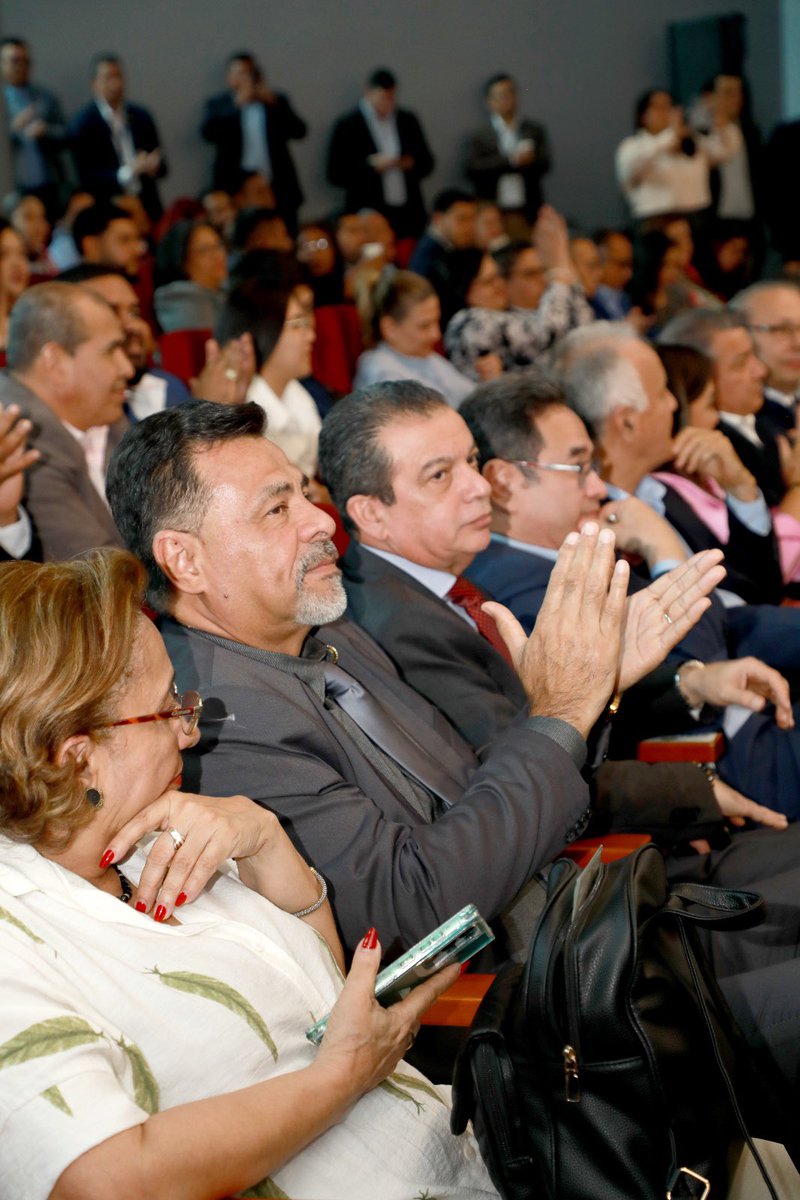 📢 BDA presente en la instalación de la Comisión de Asuntos Agropecuarios 🌱🤝

Nuestro Gerente General Encargado, Lic. Francisco Mejía, participó en la instalación de la Comisión de Asuntos Agropecuarios, donde se designó la mesa principal 🏛️.
#ConPasoFirme #BDAgroInfo