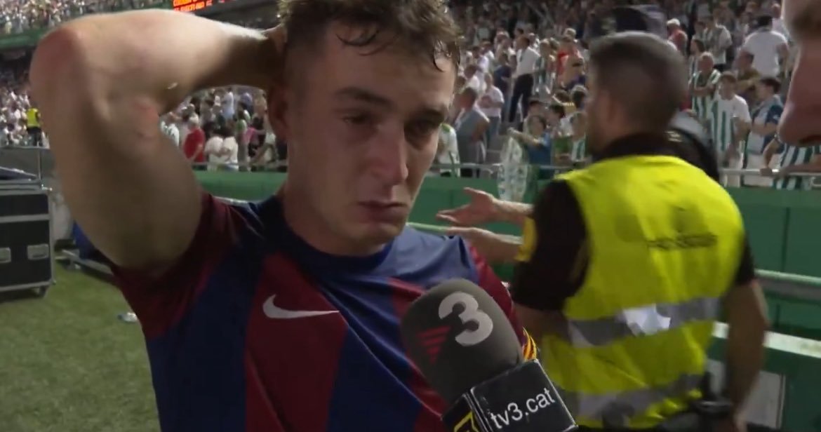 Alebravodom's tweet image. Todavía está llorando.